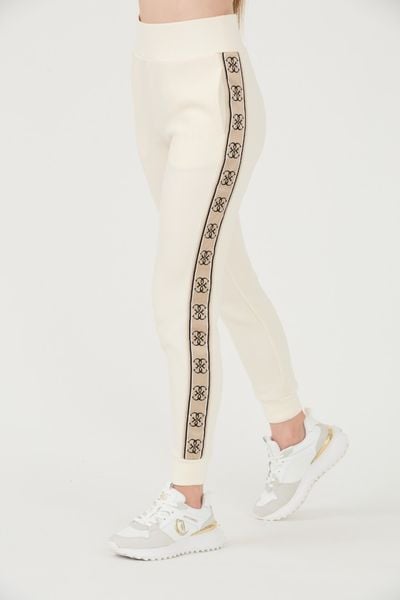 GUESS Beżowe damskie spodnie dresowe Britney Jogger, Rozmiar XL. Brązowe spodnie dresowe Guess, z aplikacjami, z dresówki. W wyprzedaży za 252.99 zł.