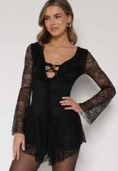 Czarna Koronkowa Sukienka Wieczorowa z Wiązaniem przy Dekolcie Ferolena. Czarne sukienki Born2be, na imprezę, m, bez wzorów, z koronki, eleganckie, bez kołnierzyka, bez ramiączek. Za 169.99 zł.