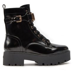 Botki Guess. Czarne botki Guess, z aplikacjami, bez obcasa, na płaskiej podeszwie, bez zapięcia. Za 399.99 zł.