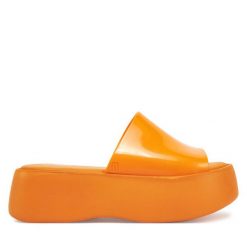 Klapki Melissa. Brązowe klapki Melissa, bez wzorów, bez obcasa, bez zapięcia. Za 499.99 zł.