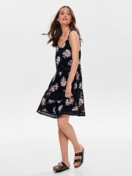 ONLY Sukienka "Karmen" w kolorze czarnym rozmiar: 38. Czarne sukienki ONLY, bez wzorów, z wiskozy, bez kołnierzyka, bez ramiączek, mini, rozkloszowane. Za 124.45 zł.