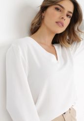 Biała Bluzka Myrele. Białe bluzki Born2be, bez wzorów, z jeansu, eleganckie, bez kołnierzyka, bez ramiączek. W wyprzedaży za 50.99 zł.