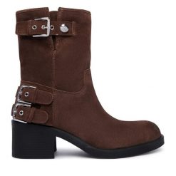 Botki Guess. Brązowe botki Guess, z aplikacjami, bez obcasa, na słupku, bez zapięcia. Za 764.99 zł.