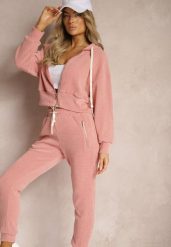 Różowy Komplet Dresowy z Dodatkiem Bawełny Spodnie z Gumką w Talii Bluza z Kapturem Sesaria. Czerwone bluzy Renee, l, bez wzorów, z bawełny, młodzieżowe, bez ramiączek, z kapturem. W wyprzedaży za 111.99 zł.