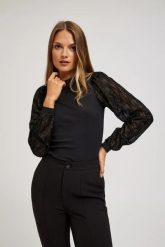 Bluzka z ozdobnymi rękawami czarna. Czarne bluzki MOODO, m, bez wzorów, z elastanu, bez kołnierzyka, bez ramiączek. W wyprzedaży za 59.99 zł.