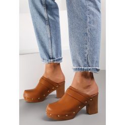 Brązowe Klapki Mihthra. Brązowe klapki Renee, z aplikacjami, boho, z okrągłym noskiem, bez obcasa, na obcasie, bez zapięcia. W wyprzedaży za 97.49 zł.