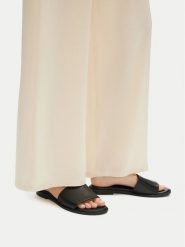 Lasocki Klapki EST-AFIONA-01 Czarny. Czarne klapki Lasocki, bez wzorów, ze skóry, bez obcasa, bez zapięcia. Za 119.99 zł.