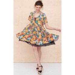 Sukienka Karija BS Orange. Pomarańczowe sukienki blue shadow, bez wzorów, z poliesteru, bez kołnierzyka, bez ramiączek. W wyprzedaży za 164.95 zł.