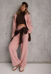 Różowy Prążkowany Komplet Dresowy Bluza z Kapturem i Spodnie Wide Leg Jateia. Czerwone bluzy z kapturem Renee, l, bez wzorów, z dresówki, z kapturem. Za 169.99 zł.
