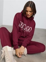 Bluza hoodie z napisem Chicago - bordowy. Czerwone bluzy Sinsay, l, bez wzorów, bez ramiączek, bez kaptura. Za 39.99 zł.
