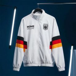 Kurtka treningowa Niemcy biała – rozmiar: XL. Białe kurtki HOME DELUXE, s, bez wzorów, z elastanu, eleganckie, bez kaptura. Za 292.00 zł.