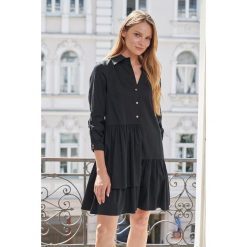 Sukienka Gilda BS Czarny. Czarne sukienki blue shadow, na imprezę, s, bez wzorów, z bawełny, boho, bez kołnierzyka, bez ramiączek, koszulowe. Za 379.90 zł.