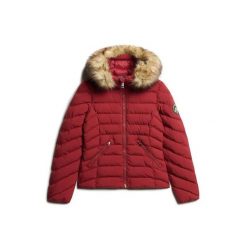 Kurtka puchowa damska z kapturem i sztucznym futrem Superdry Fuji. Czerwone kurtki Superdry, xs, z aplikacjami, z puchu, z kapturem. Za 611.45 zł.