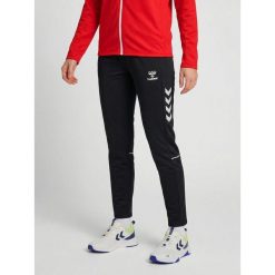 Damskie spodnie dresowe Hummel Core 2.0 Woven. Białe spodnie sportowe Hummel, bez wzorów, z dresówki, na fitness i siłownię. Za 270.50 zł.