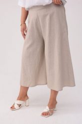 Spódnico-spodnie Lena - Swoboda i styl w lnianej odsłonie PLUS SIZE OVERSIZE XXL. Spodnie materiałowe Moda Size Plus Iwanek, bez wzorów, ze lnu, eleganckie, krótkie. W wyprzedaży za 139.90 zł.