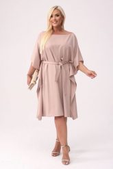 Elegancka satynowa kimonowa sukienka Luisa w odcieniach beżu XXL OVERSIZE. Sukienki Moda Size Plus Iwanek, na imprezę, s, bez wzorów, z elastanu, eleganckie, z asymetrycznym kołnierzem, bez ramiączek, mini, asymetryczne. W wyprzedaży za 99.90 zł.