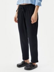 Gap Spodnie materiałowe 883883-05 Czarny Straight Leg. Czarne spodnie materiałowe GAP, bez wzorów, z bawełny. Za 129.99 zł.