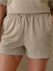 Szorty dresowe z wiązaniem soft touch - beżowy. Brązowe szorty sportowe Sinsay, bez wzorów, z dresówki. Za 39.99 zł.