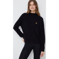 Lyle & Scott sweter z domieszką wełny damski kolor czarny lekki z półgolfem. Czarne swetry Lyle & Scott, m, bez wzorów, z dzianiny, bez ramiączek. W wyprzedaży za 359.99 zł.