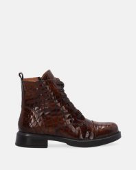 BRĄZOWE TRZEWIKI Z MOTYWEM ZWIERZĘCYM 0006 503 BROWN. Brązowe botki Venezia, bez wzorów, ze skóry, bez obcasa, bez zapięcia. Za 499.00 zł.