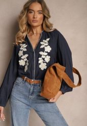 Granatowa Koszula z Bawełny o Kroju Oversize Ozdobiona Haftem w Kwiaty Felvesia. Niebieskie koszule Renee, l, bez wzorów, z bawełny, eleganckie, bez kołnierzyka, bez ramiączek. W wyprzedaży za 91.99 zł.