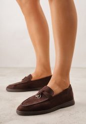 Brązowe Mokasyny z Ekozamszu Zdobione Metaliczną Zawieszką Ralselia. Brązowe mokasyny Renee, z aplikacjami. Za 89.99 zł.