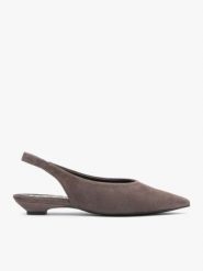 Ciemnobrązowe czółenka slingback w szpic. Brązowe czółenka Ryłko, bez wzorów, z gumy, eleganckie, bez obcasa, bez zapięcia. Za 379.99 zł.