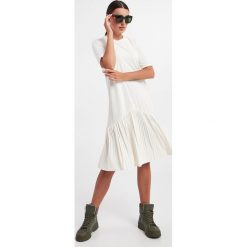 Sukienka Circolo MAX MARA LEISURE. Sukienki Max Mara Leisure, xs, bez wzorów, z tkaniny, bez kołnierzyka, bez ramiączek, midi, plisowane. W wyprzedaży za 539.40 zł.