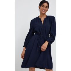 Tommy Hilfiger sukienka kolor granatowy mini prosta. Niebieskie sukienki Tommy Hilfiger, na co dzień, bez wzorów, z wiskozy, bez kołnierzyka, bez ramiączek, mini, proste. W wyprzedaży za 559.99 zł.