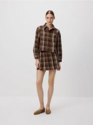 Krótka koszula w kratę - brązowy. Brązowe koszule Reserved, l, bez wzorów, z bawełny, bez kołnierzyka, bez ramiączek. W wyprzedaży za 59.99 zł.