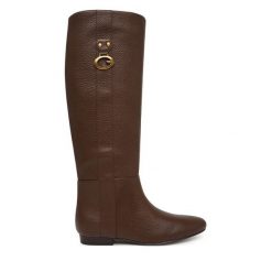 Kozaki Guess. Brązowe kozaki Guess, z aplikacjami, bez obcasa, na płaskiej podeszwie, bez zapięcia. Za 764.99 zł.