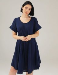 Granatowa sukienka z ażurem. Sukienki Unisono, w ażurowe wzory, z bawełny, bez kołnierzyka, bez ramiączek, mini. Za 129.00 zł.