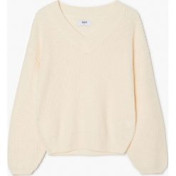 Sweter z dekoltem w serek - Kremowy. Białe swetry Cropp, l, bez wzorów, z dzianiny, bez ramiączek. Za 79.99 zł.