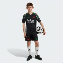 Szorty Arsenal 24/25 Away Kids. Czarne szorty adidas, bez wzorów, z materiału, sportowe. W wyprzedaży za 157.00 zł.