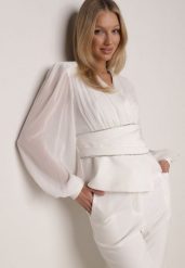 Biała Bluzka Kopertowa VICES z Dekoltem V Bufiastymi Rękawkami i Zaakcentowanymi Ramionami Tine. Białe bluzki Born2be, l, bez wzorów, z jeansu, eleganckie, bez kołnierzyka, bez ramiączek. Za 159.99 zł.