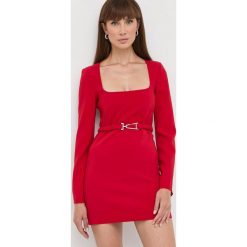 Patrizia Pepe sukienka kolor czerwony mini dopasowana. Czerwone sukienki Patrizia Pepe, bez wzorów, z tkaniny, bez kołnierzyka, bez ramiączek, maxi, dopasowane. Za 1,339.90 zł.