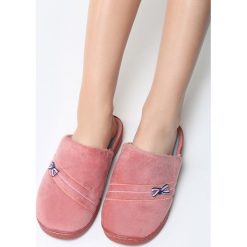 Ciemnoróżowe Kapcie Don't Turn Me Away. Kapcie marki Cropp. Za 39.99 zł.