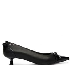 Czółenka KARL LAGERFELD. Czarne czółenka KARL LAGERFELD, bez wzorów, bez obcasa, bez zapięcia. Za 859.99 zł.