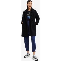 Desigual płaszcz damski kolor czarny przejściowy dwurzędowy. Czarne płaszcze Desigual, l, bez wzorów, z dzianiny, bez kaptura. W wyprzedaży za 599.99 zł.