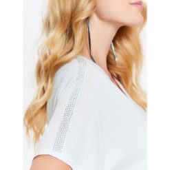 T-SHIRT DAMSKI Z DZIANINY Z POŁYSKIEM, Z APLIKACJĄ NA RAMIONACH. T-shirty marki TOP SECRET. W wyprzedaży za 29.99 zł.