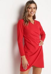 Czerwona Sukienka Kopertowa z Ozdobnym Marszczeniem Ohildria. Czerwone sukienki Born2be, bez wzorów, eleganckie, bez kołnierzyka, bez ramiączek, mini, kopertowe. W wyprzedaży za 63.74 zł.