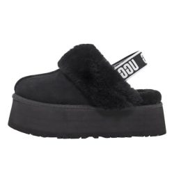 Buty do chodzenia dla dorosłych UGG Funkette Slipper Black. Czarne buty treningowe UGG, bez wzorów, ze skóry, bez zapięcia, trekkingowe. Za 479.00 zł.