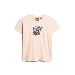 Obcisła koszulka z haftem w stylu tatuażu dla kobiet Superdry. Czerwone t-shirty sportowe Superdry, bez wzorów, bez ramiączek. Za 125.85 zł.