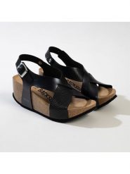 BACKSUN Sandały "Brindisi" w kolorze czarnym na koturnie rozmiar: 37. Czarne sandały Backsun, bez wzorów, z materiału, z otwartym noskiem, bez obcasa, na koturnie, bez zapięcia. Za 145.26 zł.