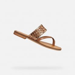 Sandały GEOX D MADDALUSIAC Brązowy. Brązowe sandały Geox, bez wzorów, ze skóry, bez obcasa, bez zapięcia. Za 313.99 zł.