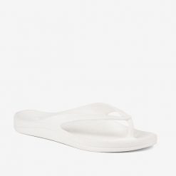 Damskie klapki Coqui. Białe klapki Coqui, bez wzorów, sportowe, bez obcasa, bez zapięcia. Za 134.99 zł.