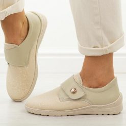 Beżowe skórzane półbuty damskie Unisoft 8435. Brązowe półbuty wsuwane Unisoft, na jesień, bez wzorów, z dzianiny, casualowe, bez obcasa. Za 229.00 zł.