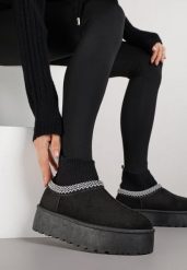 Czarne Śniegowce VICES na Grubej Podeszwie z Haftem i Skarpetkową Cholewką Enantia. Czarne śniegowce Born2be, bez wzorów, z jeansu, bez zapięcia. Za 79.99 zł.