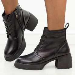 Czarne skórzane botki damskie DiA 3368. Czarne botki DiA, bez wzorów, z dzianiny, casualowe, z okrągłym noskiem, bez obcasa, na obcasie, bez zapięcia. Za 399.00 zł.