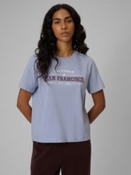 4F T-shirt boxy z nadrukiem damski - niebieski S. Niebieskie t-shirty 4f, s, bez wzorów, z jeansu, bez kołnierzyka, bez ramiączek. Za 69.99 zł.